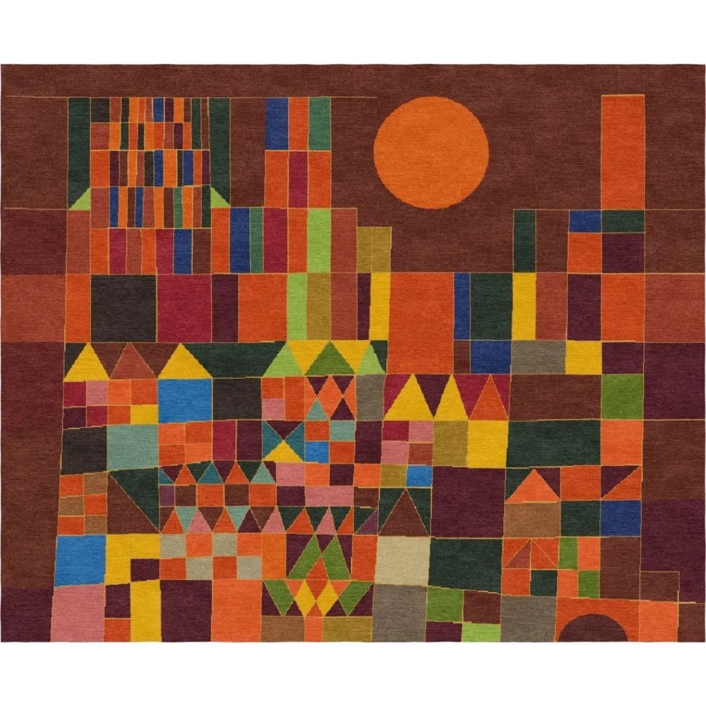 Tapis suspendu fait main sur mesure, inspiré de l'œuvre " Château et soleil " de Paul Klee. Par Rug Your Life. Ce tapis artistique présente des motifs géométriques rouges, marron, orange, jaunes, bleus et verts.