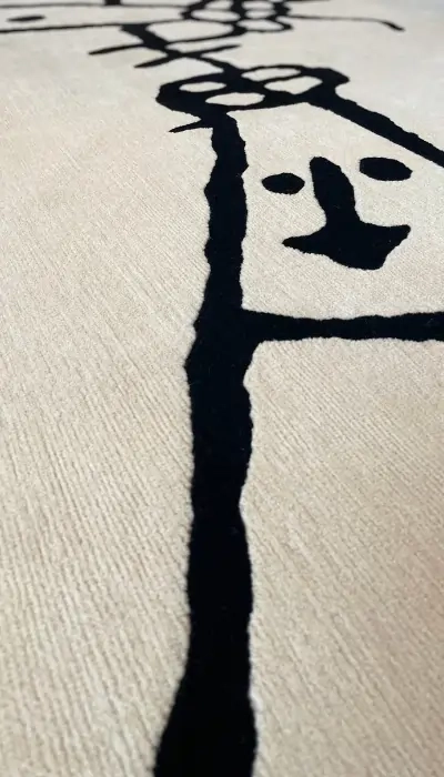 Tapis noué à la main sur mesure en ortie noire pour projet de décoration intérieure. Design simple, effet vintage fait main.
