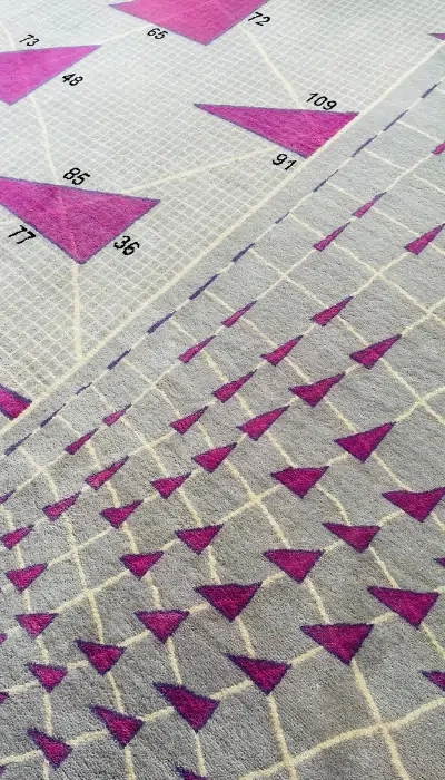 Tapis contemporain avec flèches fuchsia dynamiques