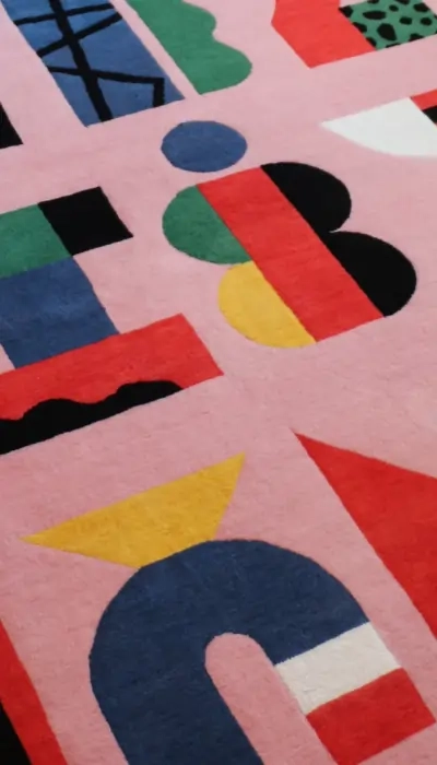 Tapis abstrait fait main aux tons doux et discrets rappelant un paysage naturel serein, idéal pour les intérieurs modernes.
