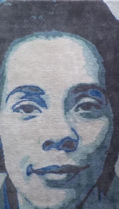 Tapis noué à la main sur mesure représentant le portrait de Coretta Scott-King dans des tons turquoise et bleus