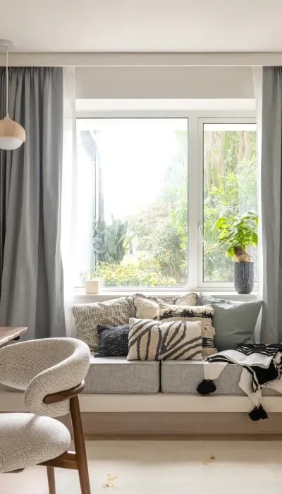 Un tapis sur mesure aux rayures courbes fluides dans des tons pastel, créant un look à la fois chaleureux et contemporain. Conçu par Dennis Kwasny et Ella Hartweger.