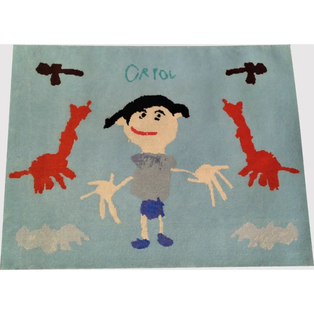 Alfombra azul-gris con autorretrato del niño, nombre y otros elementos