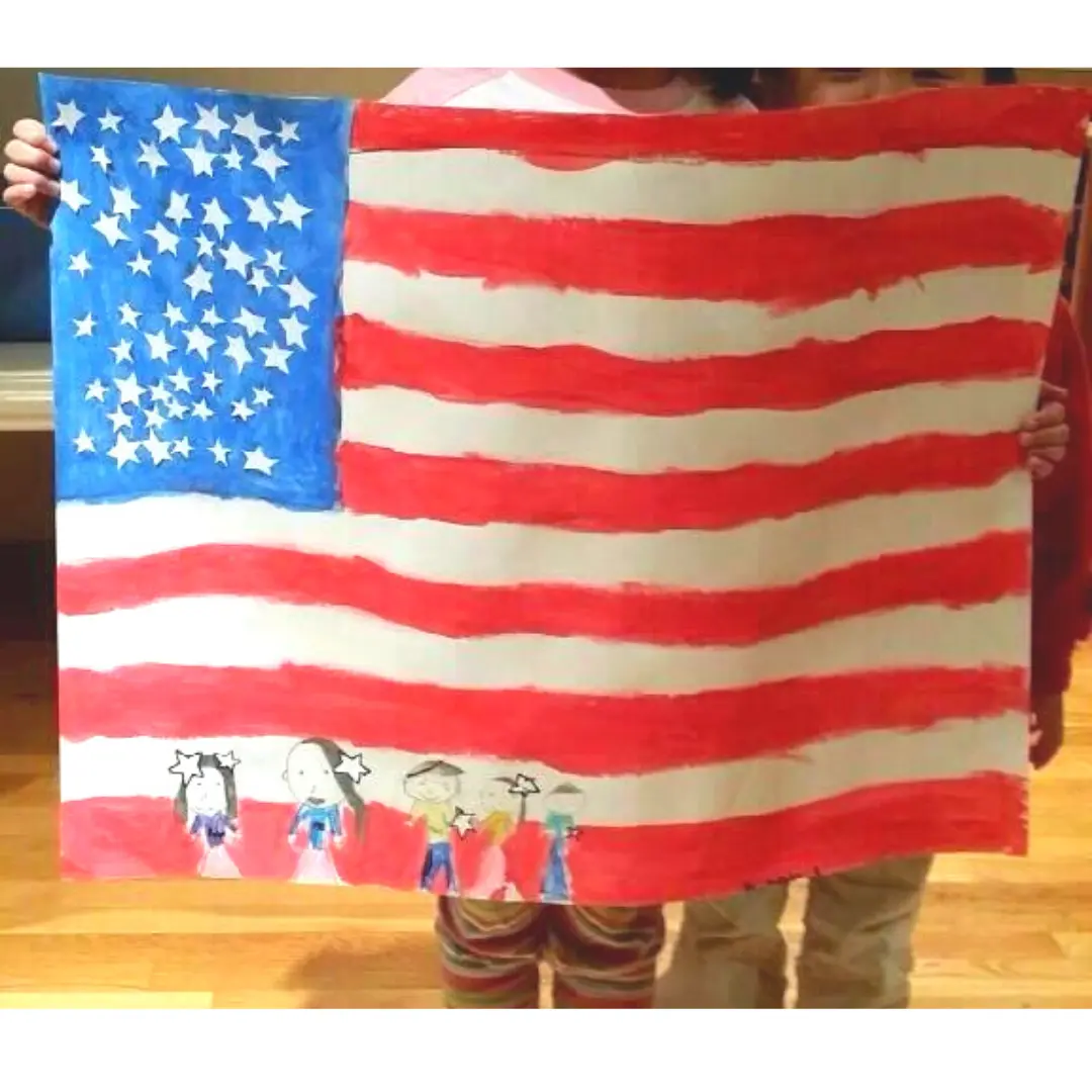 El arte infantil de la bandera estadounidense que se convirtió en su propia alfombra a medida