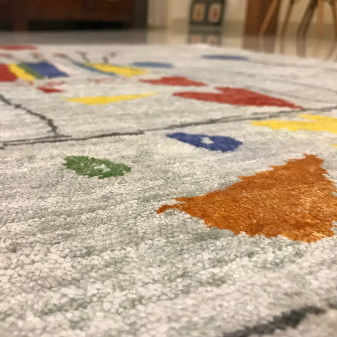 Primer plano de una alfombra hecha a medida para un padre a partir del arte de sus hijos (2)