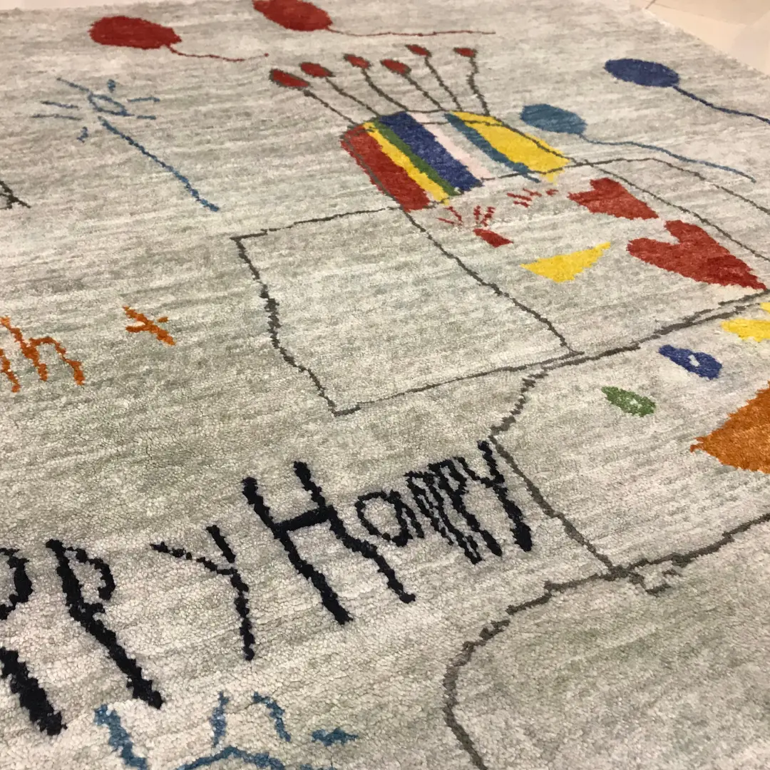 Primer plano de una alfombra hecha a medida para un padre a partir del arte de sus hijos