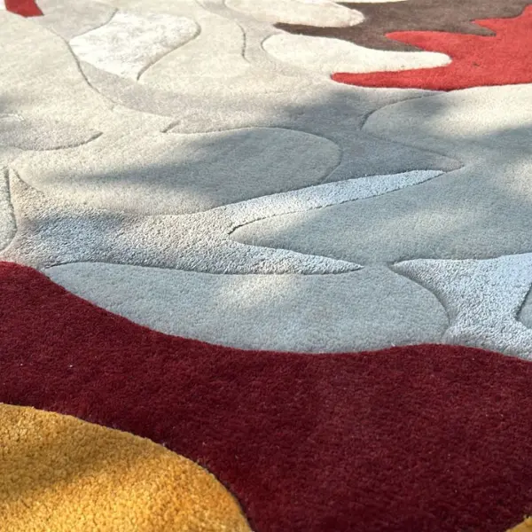 Closeup to handtufted rug in tencel and wool
