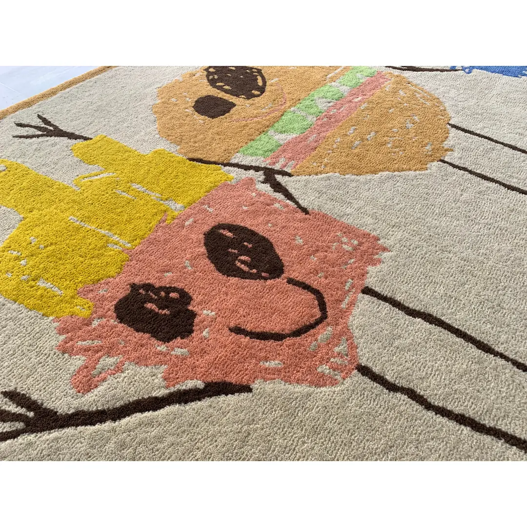 Primer plano de una alegre alfombra hecha a mano a partir de un dibujo infantil