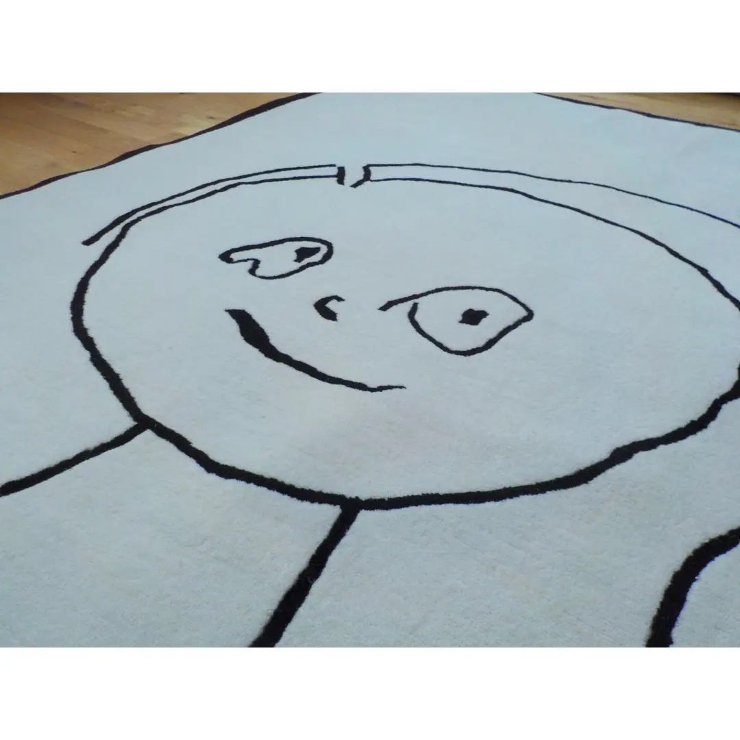 Primer plano de la dulce cara sonriente de la madre en la alfombra retrato de familia