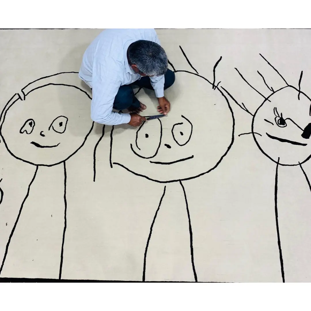 Alfombra a medida crema y negra tras retrato familiar de niño