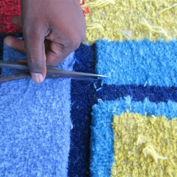Embossing the rug in different pile heights