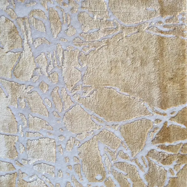 Handknotted rug in golden tencel and white wool, creating a fascinating textured rug