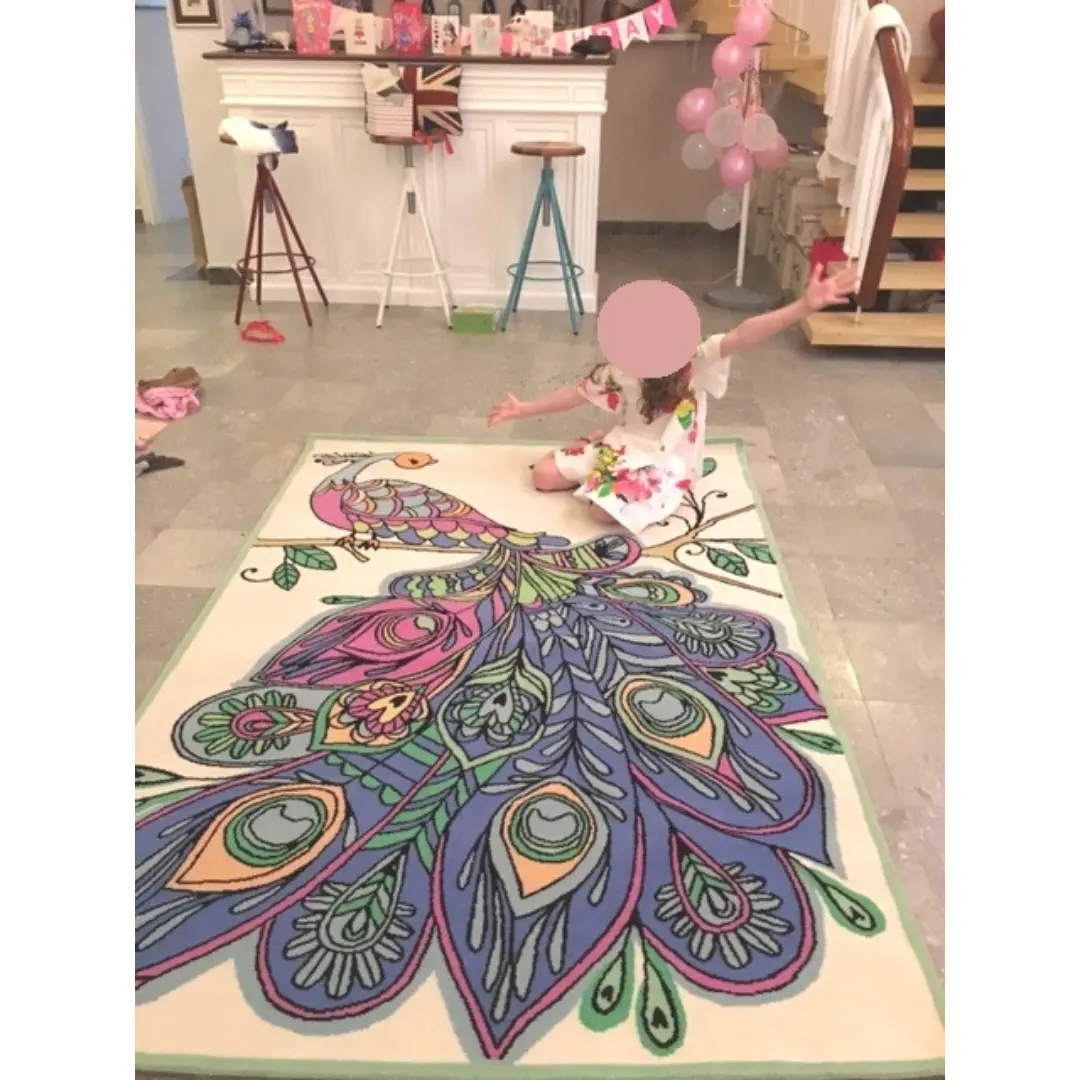 Lujosa alfombra de niña hecha a medida para ella basada en su propia ilustración para colorear