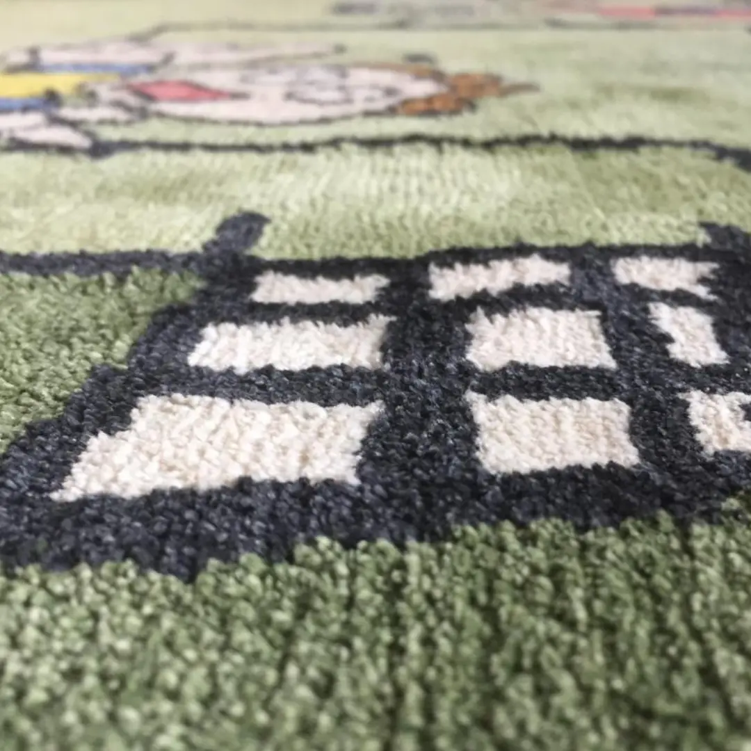 Vista lateral de la alfombra hecha a mano inspirada en el dibujo infantil de una portería de fútbol