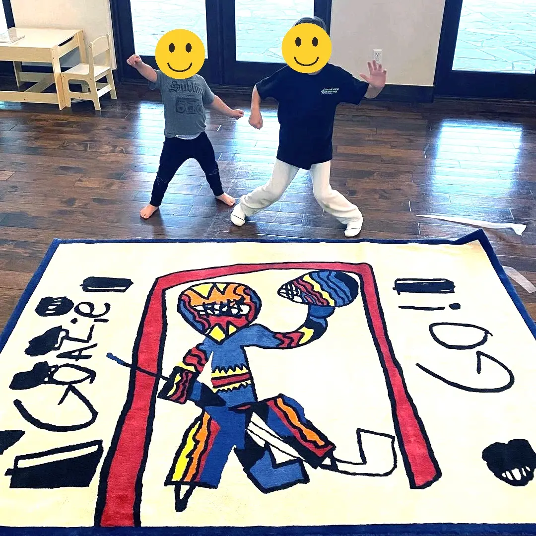 Niños súper felices con su propia alfombra de portero a medida