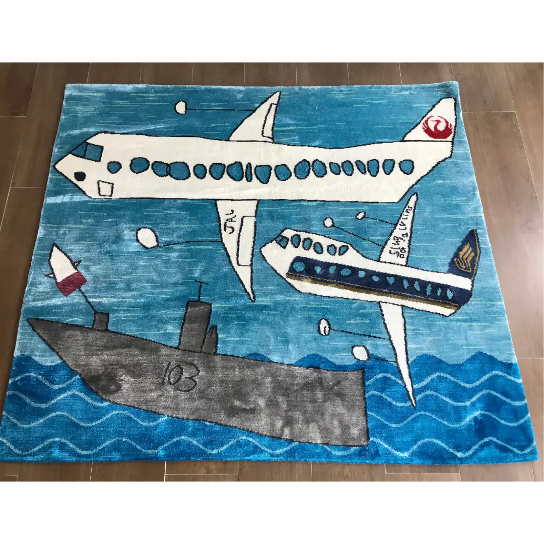 Alfombra infantil azul única basada en un dibujo del propio niño con aviones y un barco en el mar