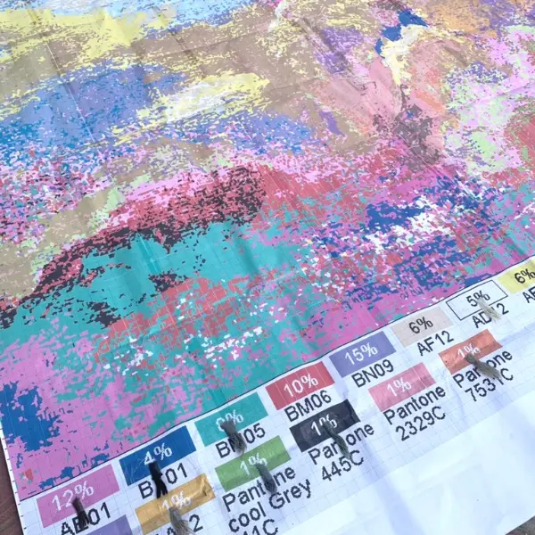 L'artisanat derrière le tapis noué à la main sur mesure d'après la peinture abstraite de l'artiste Ashley January, dans des tons bruns, gris, blancs et noirs.