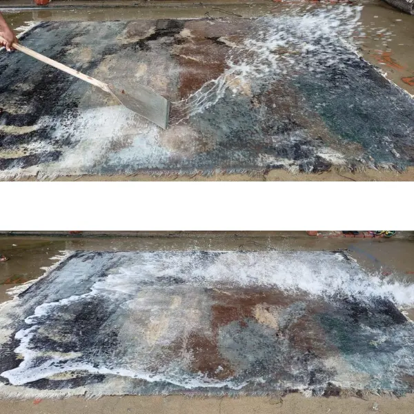Laver le tapis noué à la main sur mesure d'après la peinture abstraite de l'artiste Ashley January, dans des tons bruns, gris, blancs et noirs.