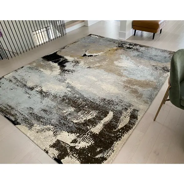 Tapis noué à la main sur mesure d'après la peinture abstraite de l'artiste Ashley January, dans des tons bruns, gris, blancs et noirs.
