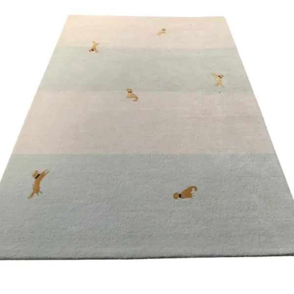 Tapis fait main sur mesure pour un projet de décoration intérieure, dans les tons sauge et crème, avec l'image du chien du client. 