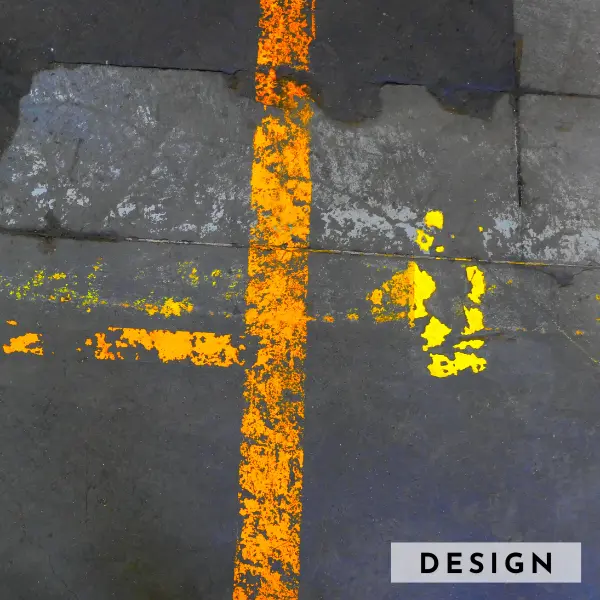 Photographie originale qui a inspiré ce tapis fait main sur mesure en gris et jaune, d'après la photo d'un sol d'usine prise par le client.