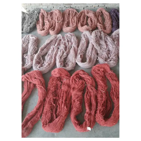 Le savoir-faire artisanal à l'origine d'un tapis sur mesure pour compléter un salon d'inspiration japonaise, avec des fleurs de cerisier en gris et en rose