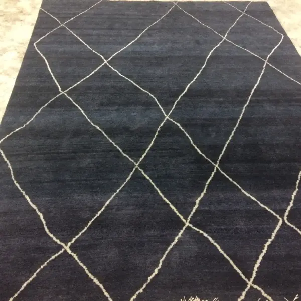 Tapis noué à la main sur mesure en ortie noire pour projet de décoration intérieure. Design simple, effet vintage fait main.