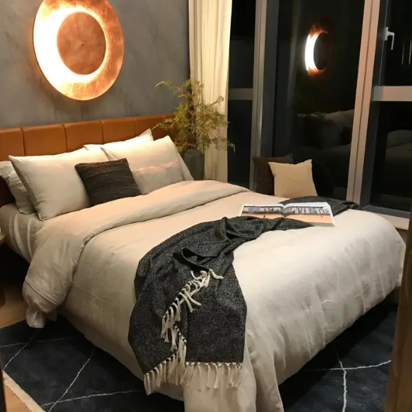 Tapis noué à la main sur mesure en ortie noire pour projet de décoration intérieure. Design simple, effet vintage fait main.