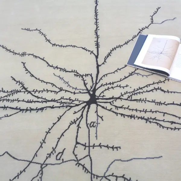 Tapis personnalisé en crème et noir, fabriqué à la main en s'inspirant d'un dessin de neurones de Ramon y Cajal