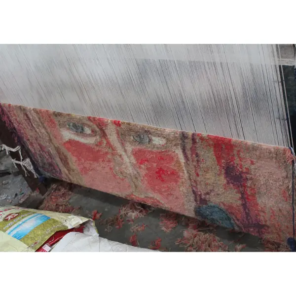 Artisanat derrière la création d'un tapis noué à la main sur mesure à partir d'un portrait dessiné à la main