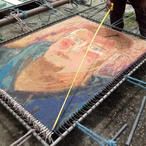 Artisanat derrière la création d'un tapis noué à la main sur mesure à partir d'un portrait dessiné à la main