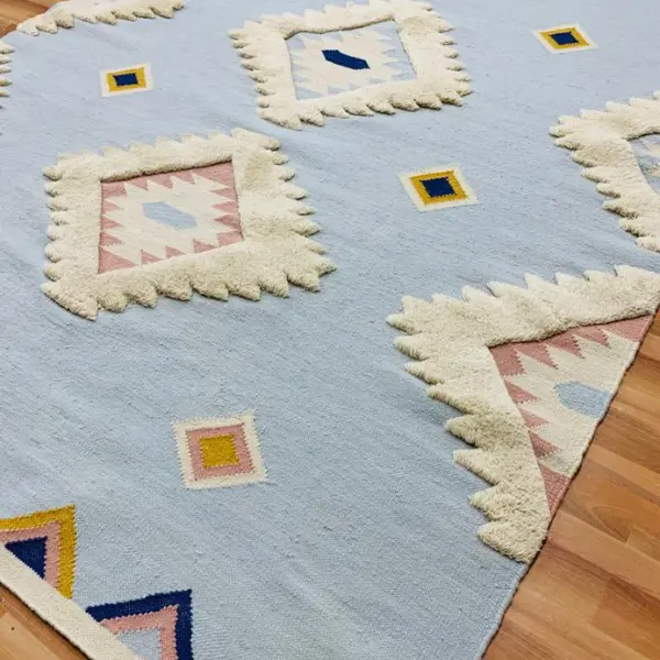 Kilim girly tissé à plat, bleu clair, crème, rose et jaune