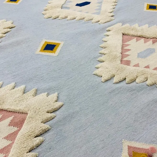 Kilim girly tissé à plat, bleu clair, crème, rose et jaune