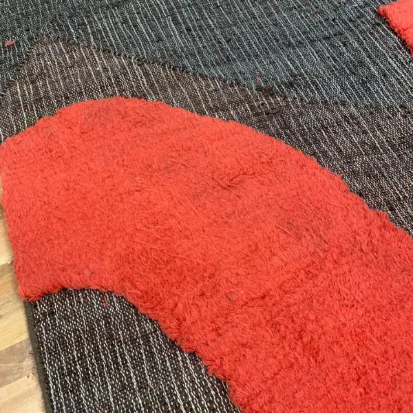 Gros plan sur un très grand tapis suspendu à tissage plat, tapisserie artisanale, pour le théâtre national de Neuss, production du Roi Lear.
