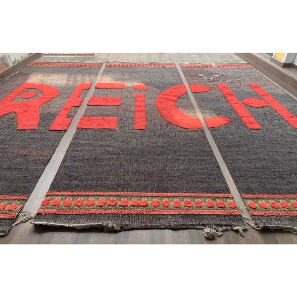Processus de fabrication à la main d'un très grand tapis suspendu à tissage plat, tapisserie, pour le Théâtre national de Neuss, production du Roi Lear