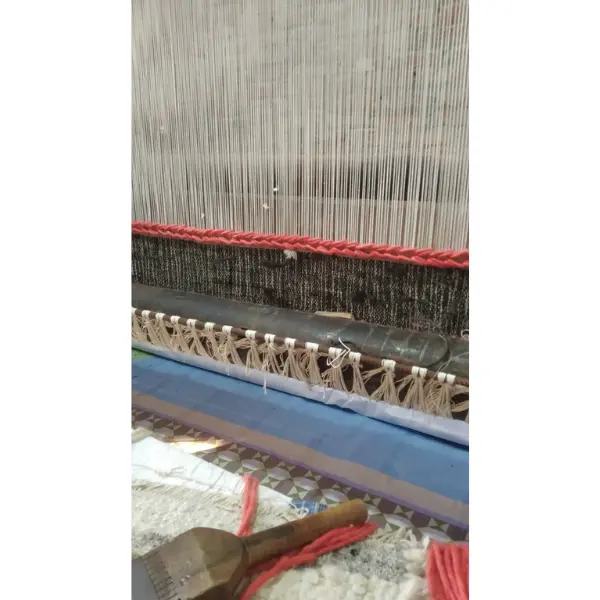 Tissage d'un très grand tapis suspendu, tapisserie, pour le Théâtre national de Neuss, production du Roi Lear
