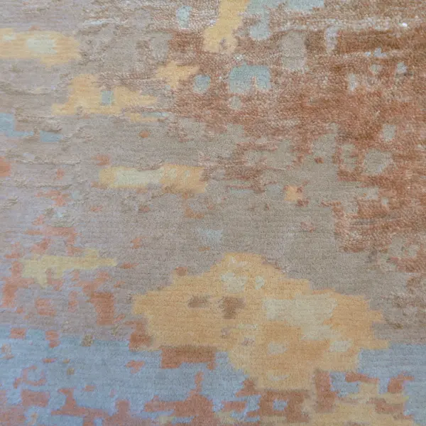 Gros plan sur un luxueux tapis sur mesure noué à la main en laine et soie pure, inspiré d'une photo de coucher de soleil.