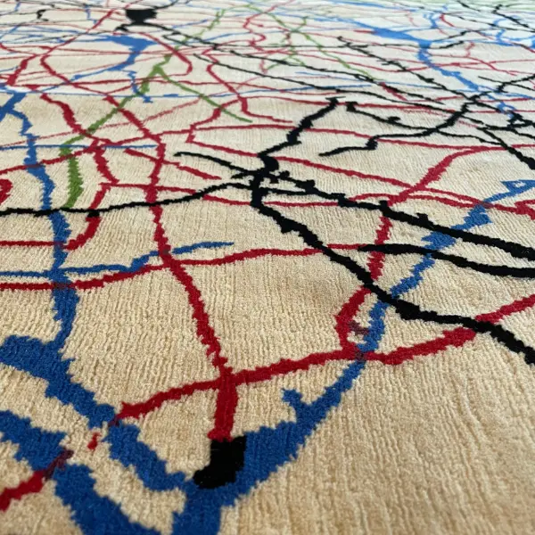Gros plan d'un luxueux tapis noué à la main d'après le dessin de Ramon y Cajal, beige, rouge, vert, noir, bleu.