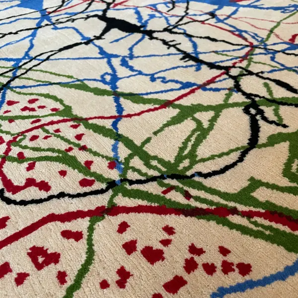Gros plan d'un luxueux tapis noué à la main d'après le dessin de Ramon y Cajal, beige, rouge, vert, noir, bleu.