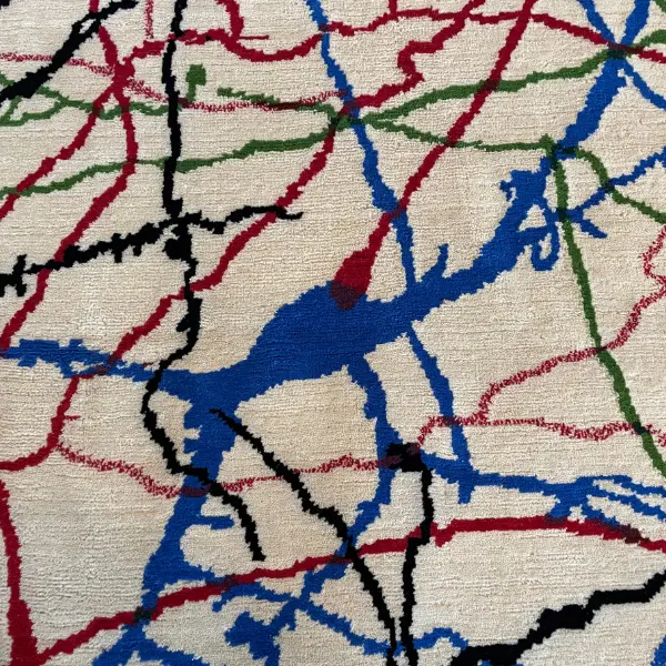 Gros plan d'un luxueux tapis noué à la main d'après le dessin de Ramon y Cajal, beige, rouge, vert, noir, bleu.