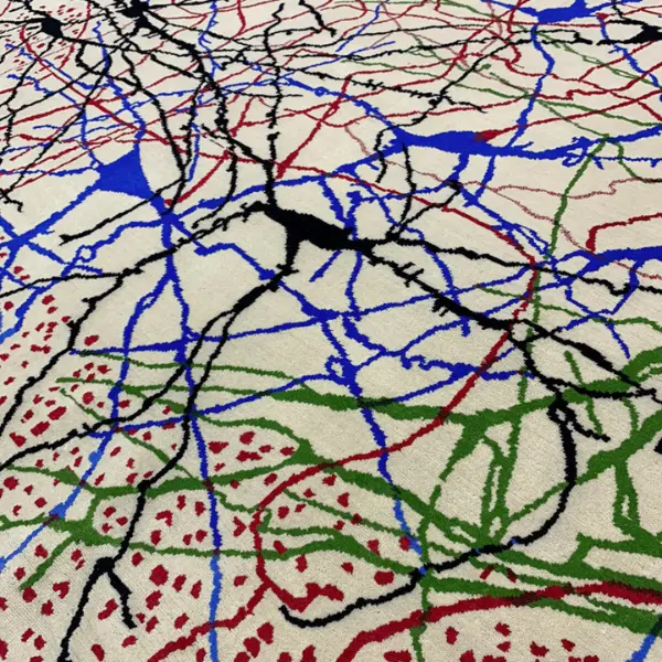 Gros plan d'un luxueux tapis noué à la main d'après le dessin de Ramon y Cajal, beige, rouge, vert, noir, bleu.