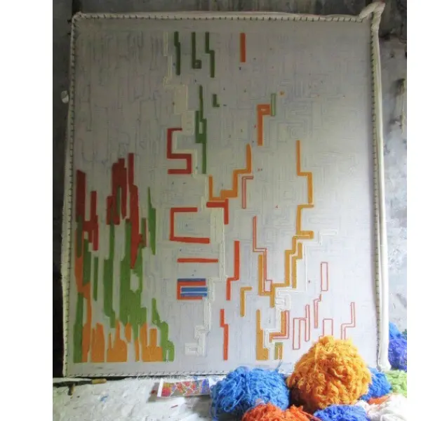 Processus de tufting Tapis tufté à la main avec différentes hauteurs de poils et des lignes arrondies, très coloré rappelant une ville imaginaire.