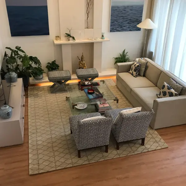 Tapis tufté main à motif géométrique beige et gris pour un salon d'inspiration asiatique