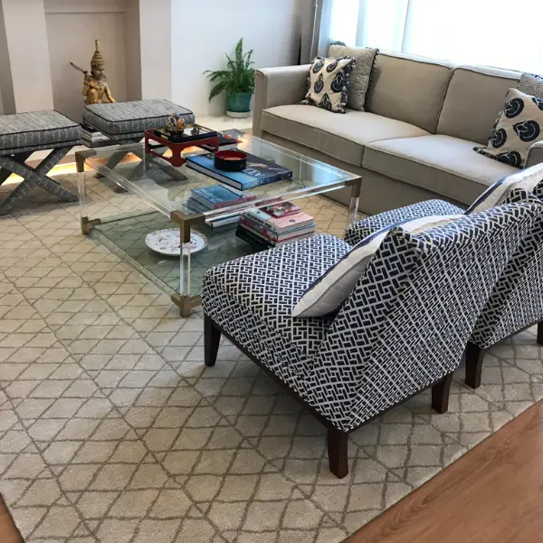 Tapis tufté main à motif géométrique beige et gris pour un salon d'inspiration asiatique
