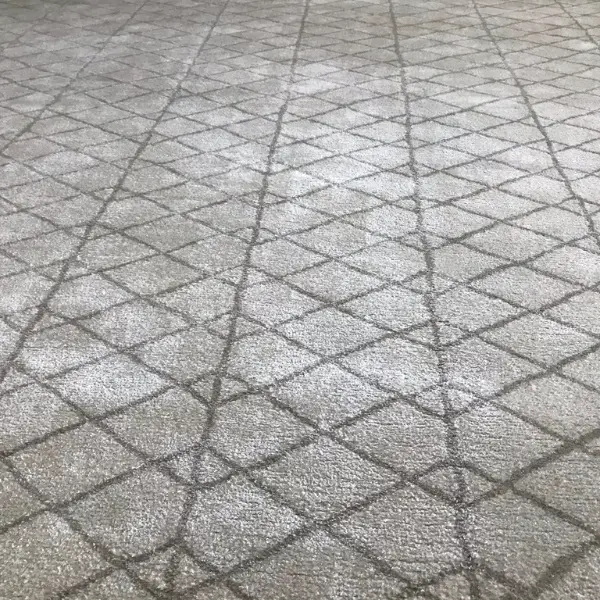 Tapis tufté main à motif géométrique beige et gris pour un salon d'inspiration asiatique