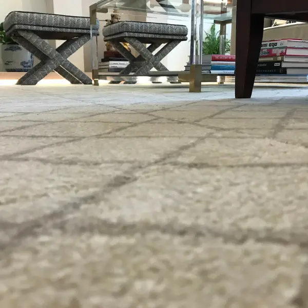 Tapis tufté main à motif géométrique beige et gris pour un salon d'inspiration asiatique