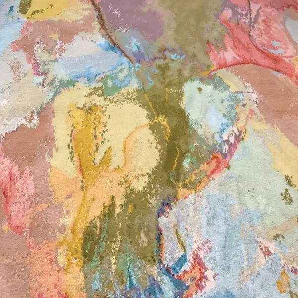 Incroyable tapis sur mesure, fait à la main avec d'innombrables nuances de couleurs et un design abstrait inspiré d'une magnifique aquarelle de l'artiste norvégienne Natasja Askelund.