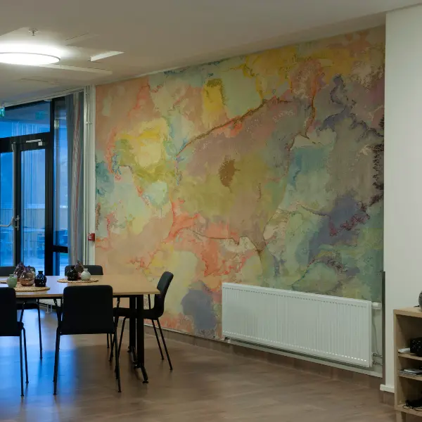 Incroyable tapis sur mesure, fait à la main avec d'innombrables nuances de couleurs et un design abstrait inspiré d'une magnifique aquarelle de l'artiste norvégienne Natasja Askelund.