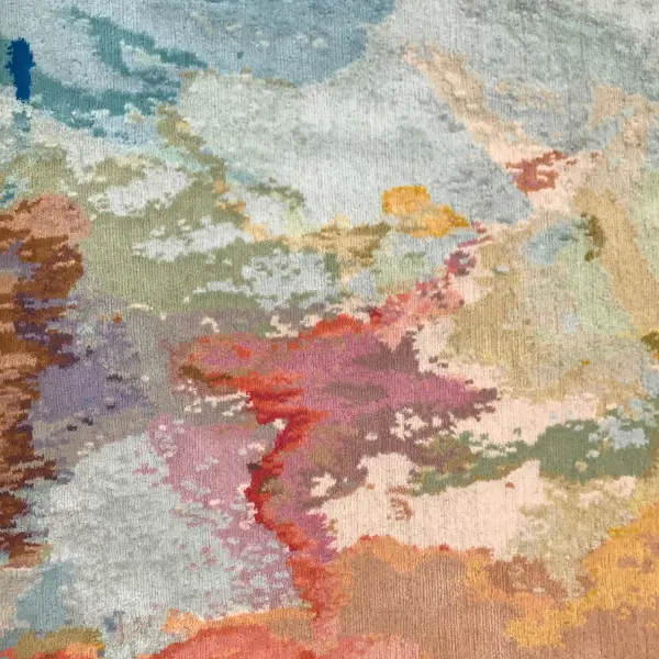Incroyable tapis sur mesure, fait à la main avec d'innombrables nuances de couleurs et un design abstrait inspiré d'une magnifique aquarelle de l'artiste norvégienne Natasja Askelund.
