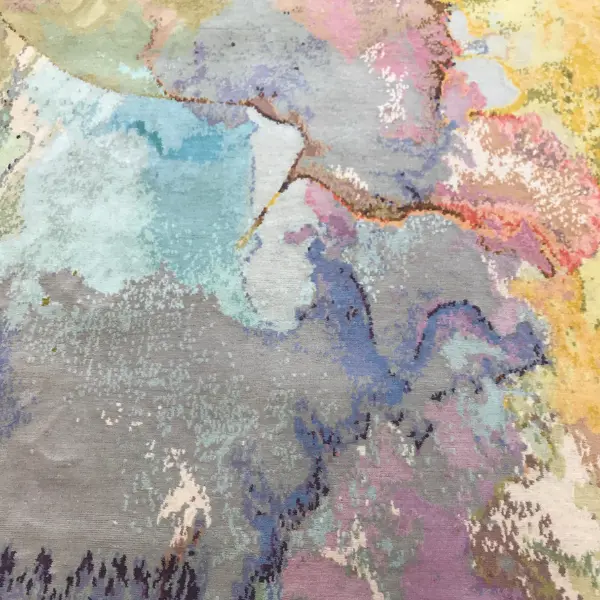 Incroyable tapis sur mesure, fait à la main avec d'innombrables nuances de couleurs et un design abstrait inspiré d'une magnifique aquarelle de l'artiste norvégienne Natasja Askelund.